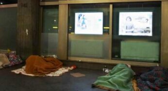 Per strada, di notte, con i senzatetto