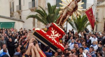 Pasqua a Scicli, Capossela canta l'Uomo Vivo ma uccide il Padre