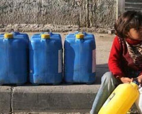 bimba palestinese attende rifornimento di acqua - foto Amnesty