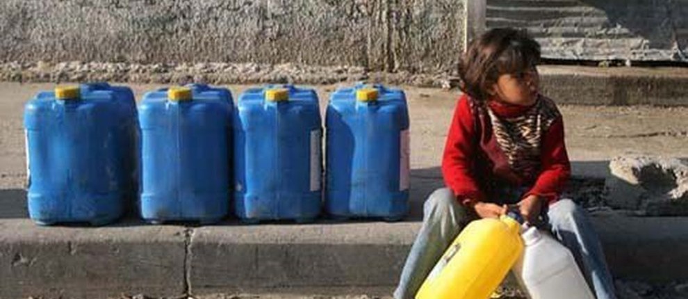 bimba palestinese attende rifornimento di acqua - foto Amnesty