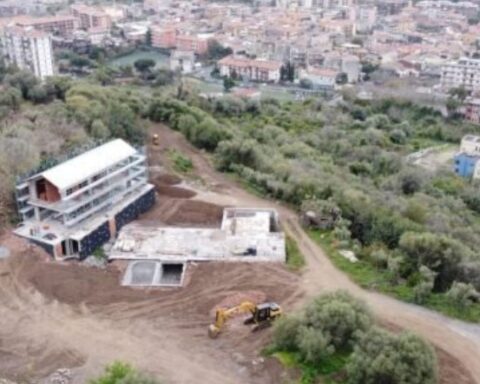 lavori in corso su timpa di Leucatia vista dall'alto