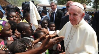 Papa Francesco, il dramma dell’Africa e il Tipitipitì della stampa italiana