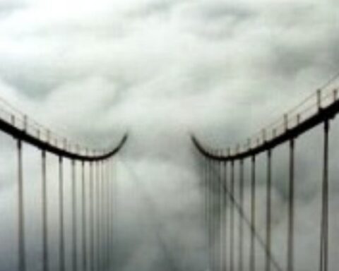 ponte avvolto nella nebbia
