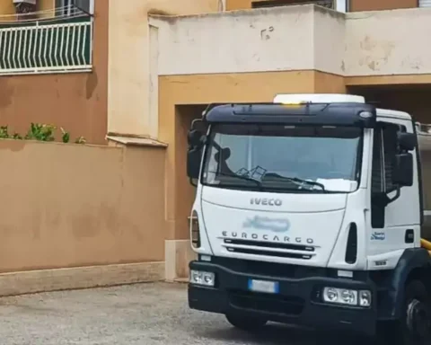 autobotte rifornisce di acqua un condominio