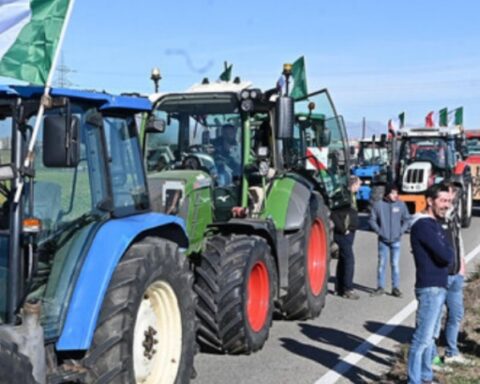 sfilata di trattori in protesta