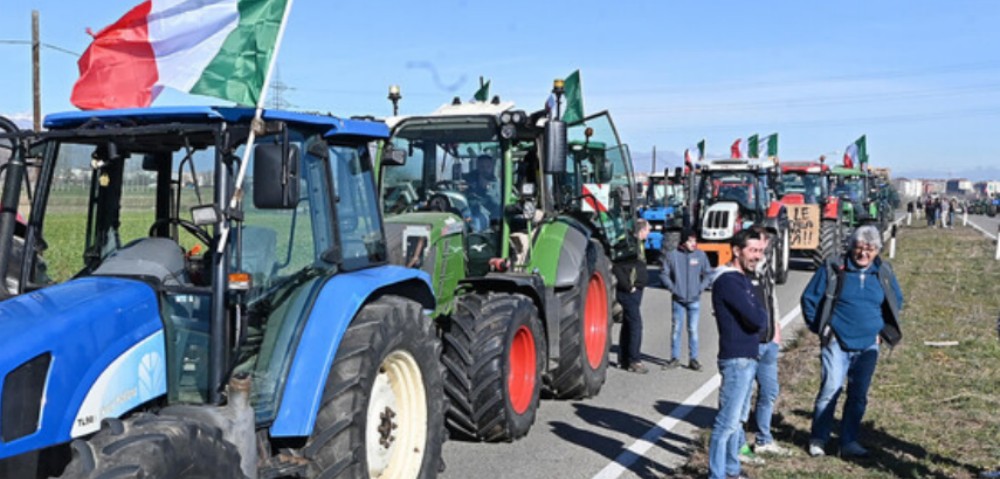 sfilata di trattori in protesta
