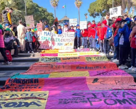 scalinata villa Bellini con striscioni sui gradini con nomi delle vittime di mafia