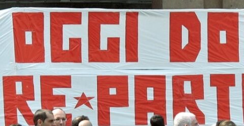 Striscione della manifestazione a Piazza San Babila (Milano) del 2007. Lo striscione è bianco con testo rosso e recita: IERI OGGI DOMANI SEMPRE PARTIGIANI