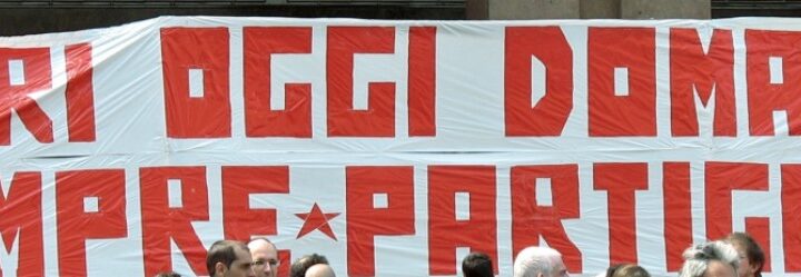 Striscione della manifestazione a Piazza San Babila (Milano) del 2007. Lo striscione è bianco con testo rosso e recita: IERI OGGI DOMANI SEMPRE PARTIGIANI