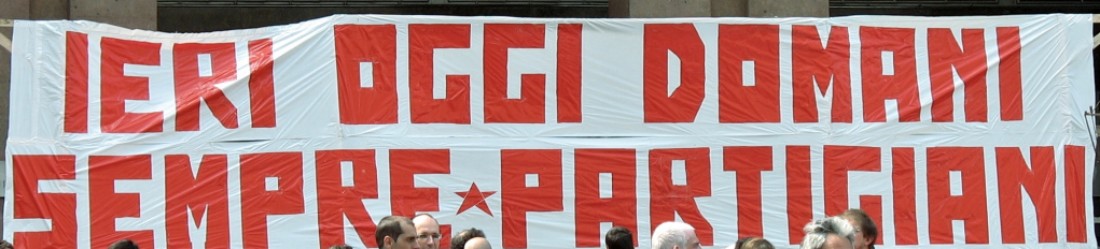 Striscione della manifestazione a Piazza San Babila (Milano) del 2007. Lo striscione è bianco con testo rosso e recita: IERI OGGI DOMANI SEMPRE PARTIGIANI