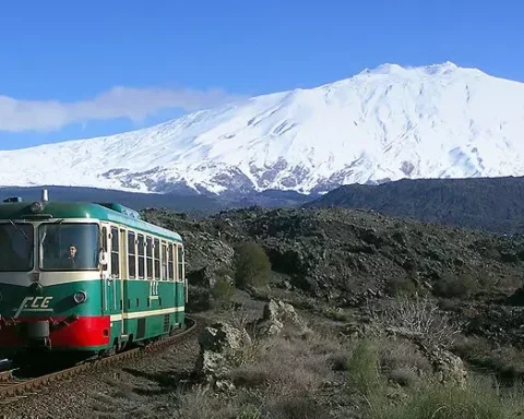 trenino circumetenea con Etna sullo sfondo