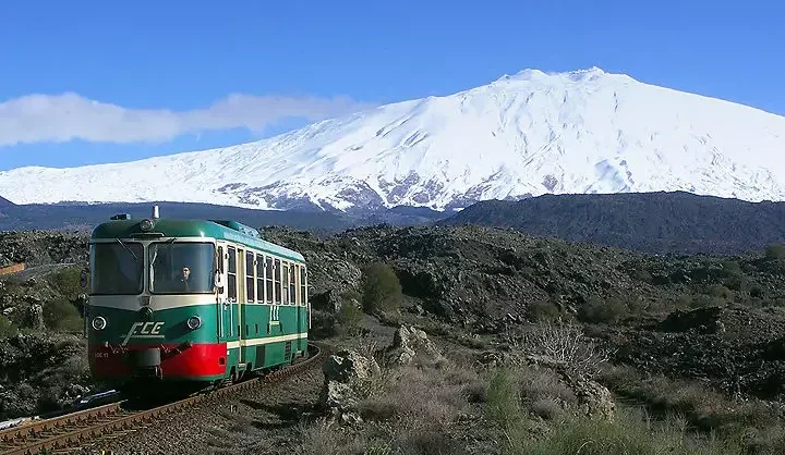 trenino circumetenea con Etna sullo sfondo