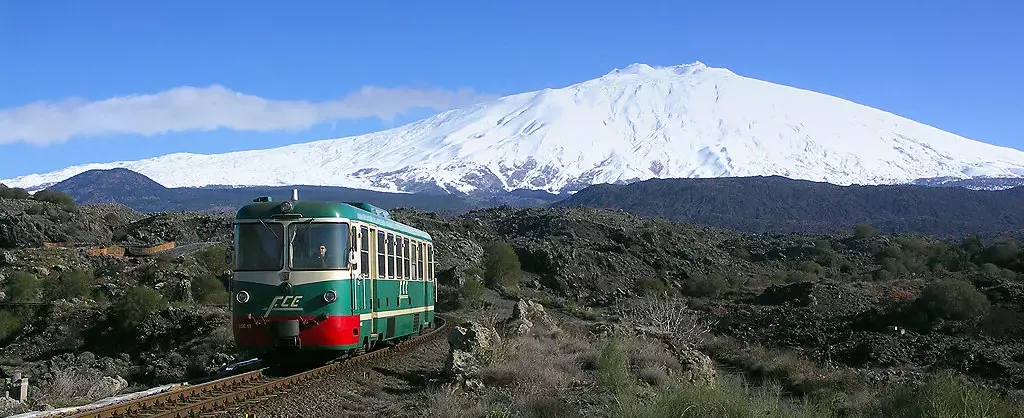 trenino circumetenea con Etna sullo sfondo