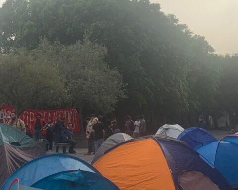 accampamento di tende pro Gaza nel cortile dei Benedettini