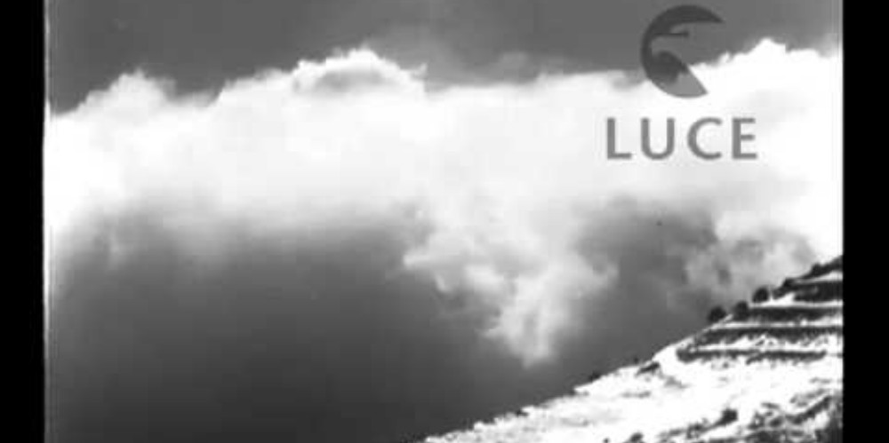 particolare della copertina su etna innevato dell'Istituto Luce