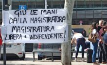 sit in in piazza Verga e cartello sull'indipendenza della magistratura