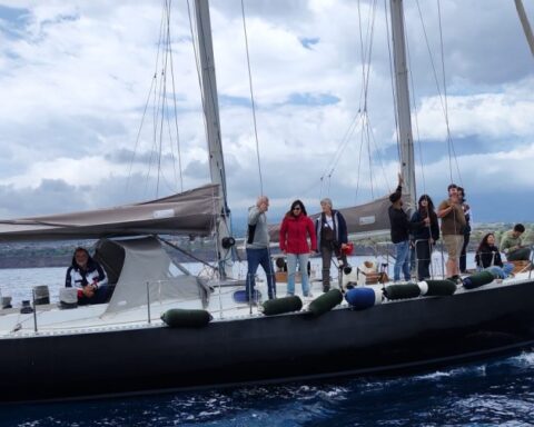 barca a vela in escursione lungo i siti Natura 2000