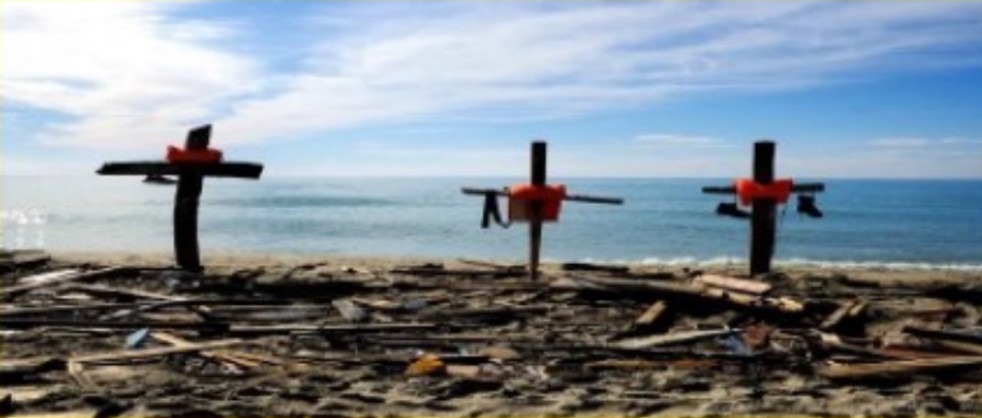 tre croci sulla spiaggia di Cutro