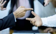 discussione accesa con mani in primo piano