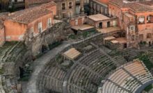 Casa Liberti che si affaccia sul teatro greco-romano