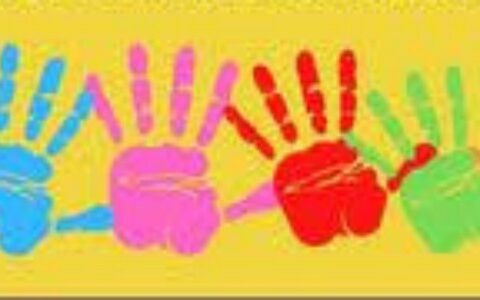 impronte colorate di mani di bambini