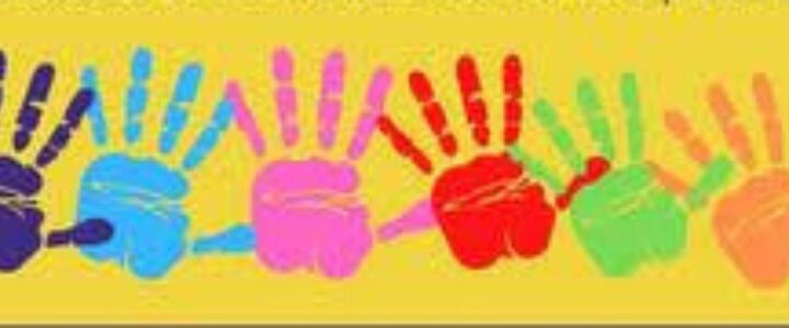 impronte colorate di mani di bambini
