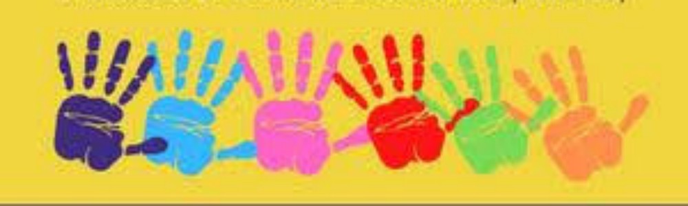 impronte colorate di mani di bambini