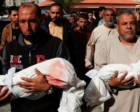 i corpi di due bambini uccisi dai bombardamenti