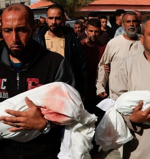 i corpi di due bambini uccisi dai bombardamenti