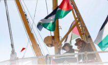 alberi della nave Madleen con bandiere palestinesi