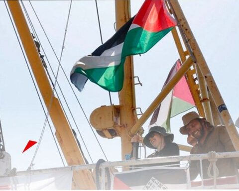 alberi della nave Madleen con bandiere palestinesi