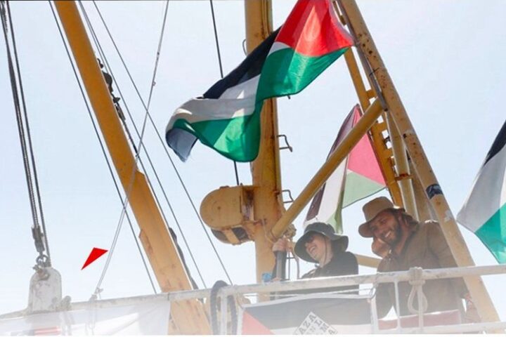 alberi della nave Madleen con bandiere palestinesi