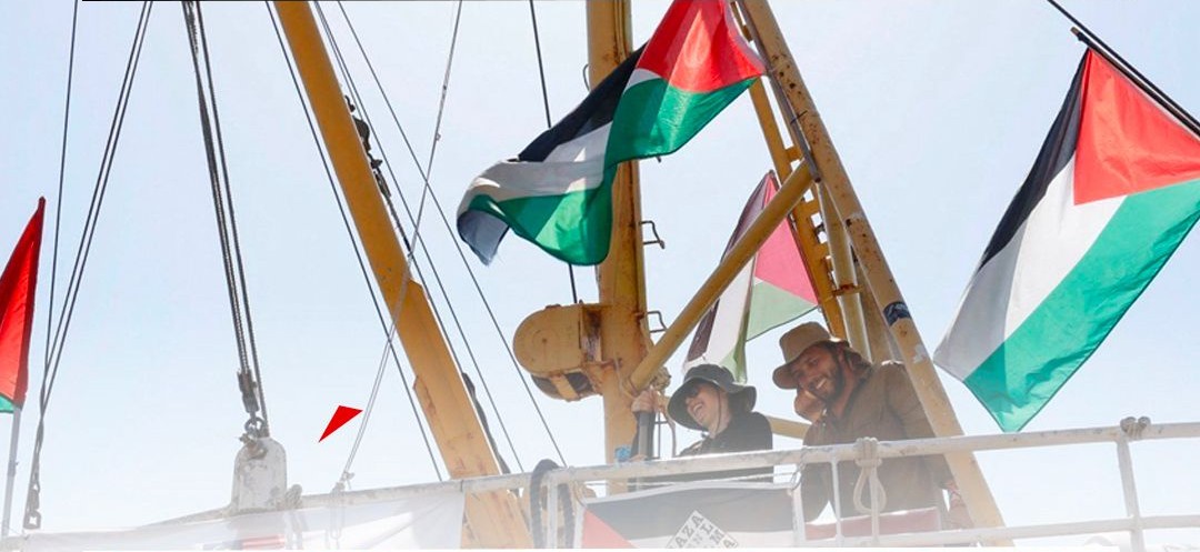 alberi della nave Madleen con bandiere palestinesi