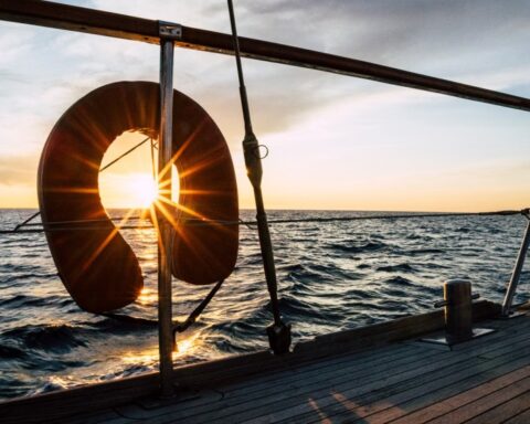 sorgere del sole sul mare visto dalla Madleen