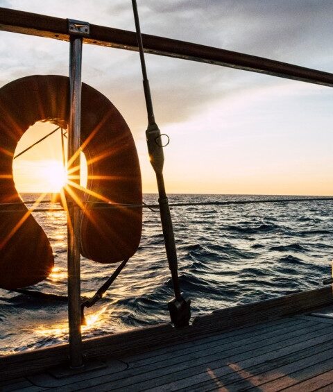 sorgere del sole sul mare visto dalla Madleen