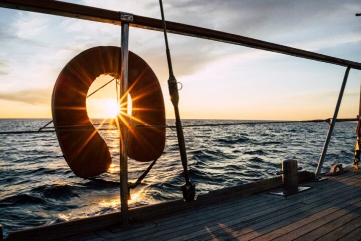 sorgere del sole sul mare visto dalla Madleen