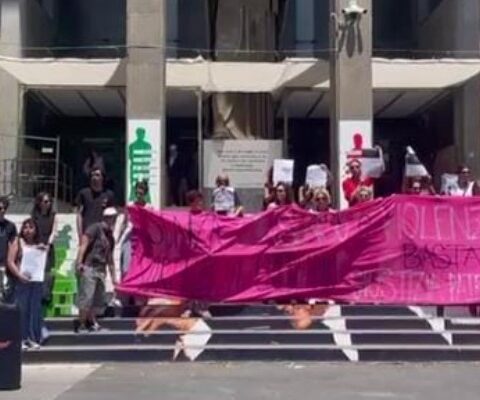 occupazione simbolica delle scale del Tribunale - piazza Verga