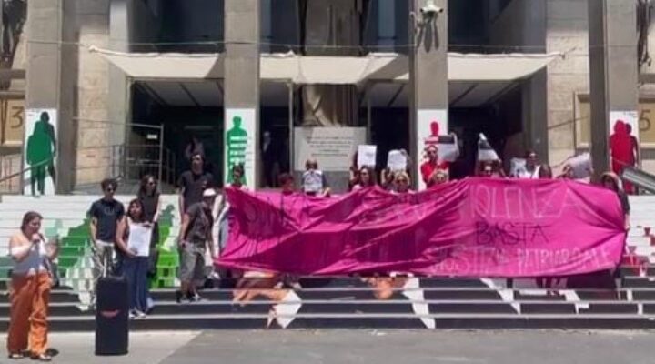 occupazione simbolica delle scale del Tribunale - piazza Verga