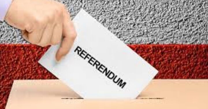 scheda, con scritta referendum, infilata in un'urna