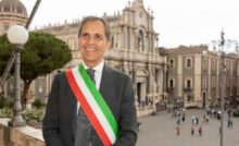 il sindaco Trantino con il duomo e parte della piazza sullo sfondo