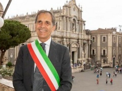 il sindaco Trantino con il duomo e parte della piazza sullo sfondo
