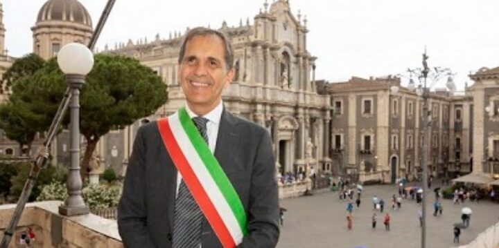 il sindaco Trantino con il duomo e parte della piazza sullo sfondo