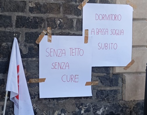cartelli, "senza tetto - senza cure" e "dormitorio a bassa soglia subito"