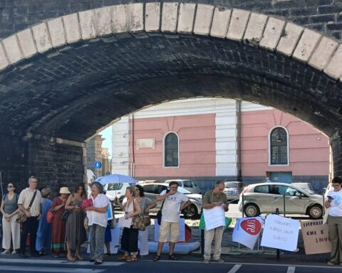 manifestazione pro dormitorio sotto gli archi della marina, di fronte assessorato servizi sociali
