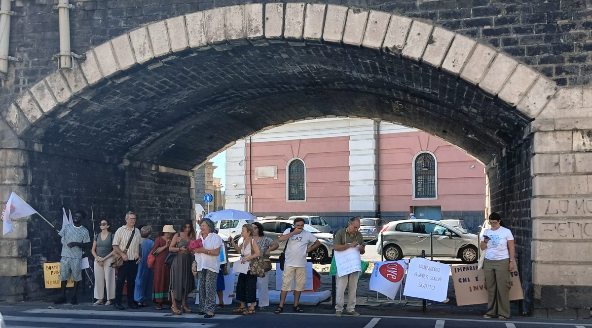 manifestazione pro dormitorio sotto gli archi della marina, di fronte assessorato servizi sociali