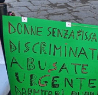 cartello su donne senza fissa dimora, discriminate e abusate