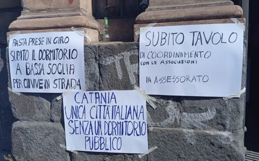 cartelli che sollecitano la creazione di un tavolo di lavoro tra assessorato e associazioni e la creazione del dormitorio
