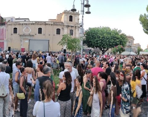 panoramica del pubblico intervenuto alla presentazione del libro di Francesca Albanese, in piazza Federico di Svevia