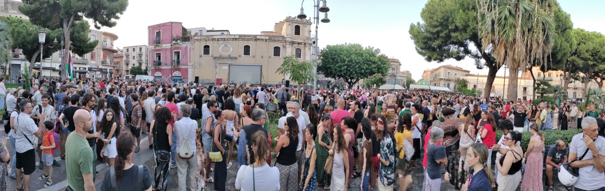 panoramica del pubblico intervenuto alla presentazione del libro di Francesca Albanese, in piazza Federico di Svevia