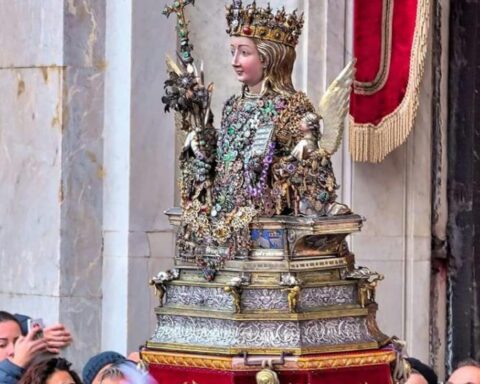 fercolo san'Agata esce dalla cattedrale